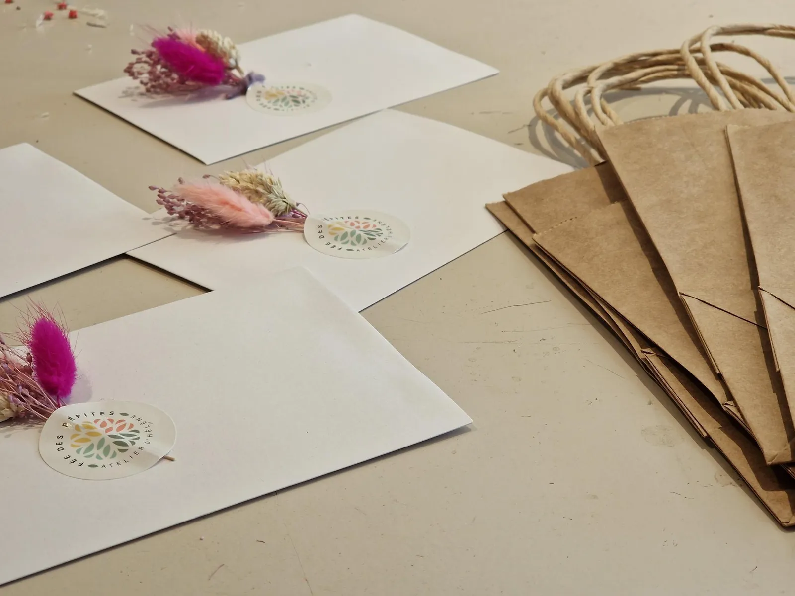 Emballage soigné en papier kraft avec une étiquette en fleurs séchées