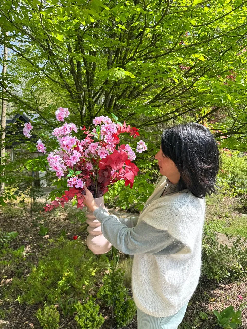 Hélène avec un bouquet fleuri au printemps
