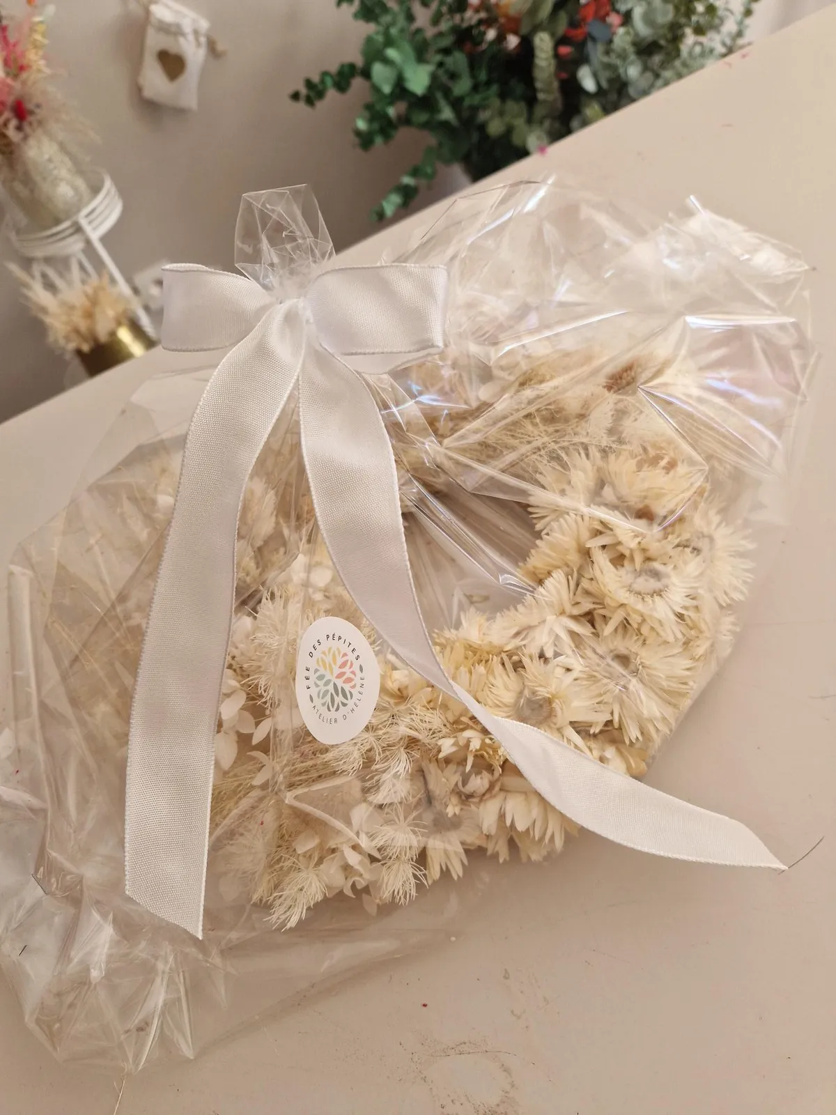 Bouquet emballé avec soin, prêt à offrir