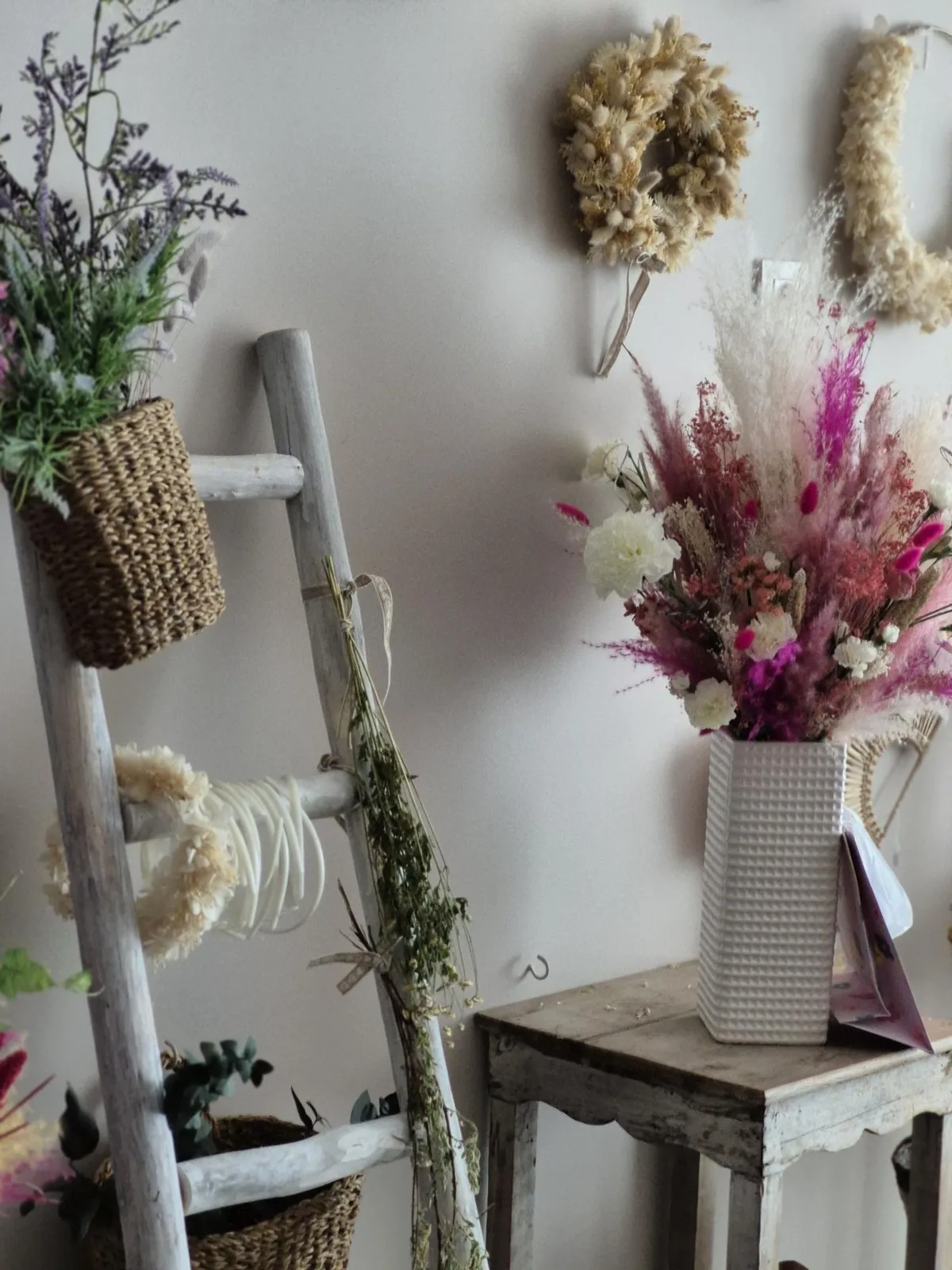 Un coin de l'atelier : échelle et créations en fleurs séchées