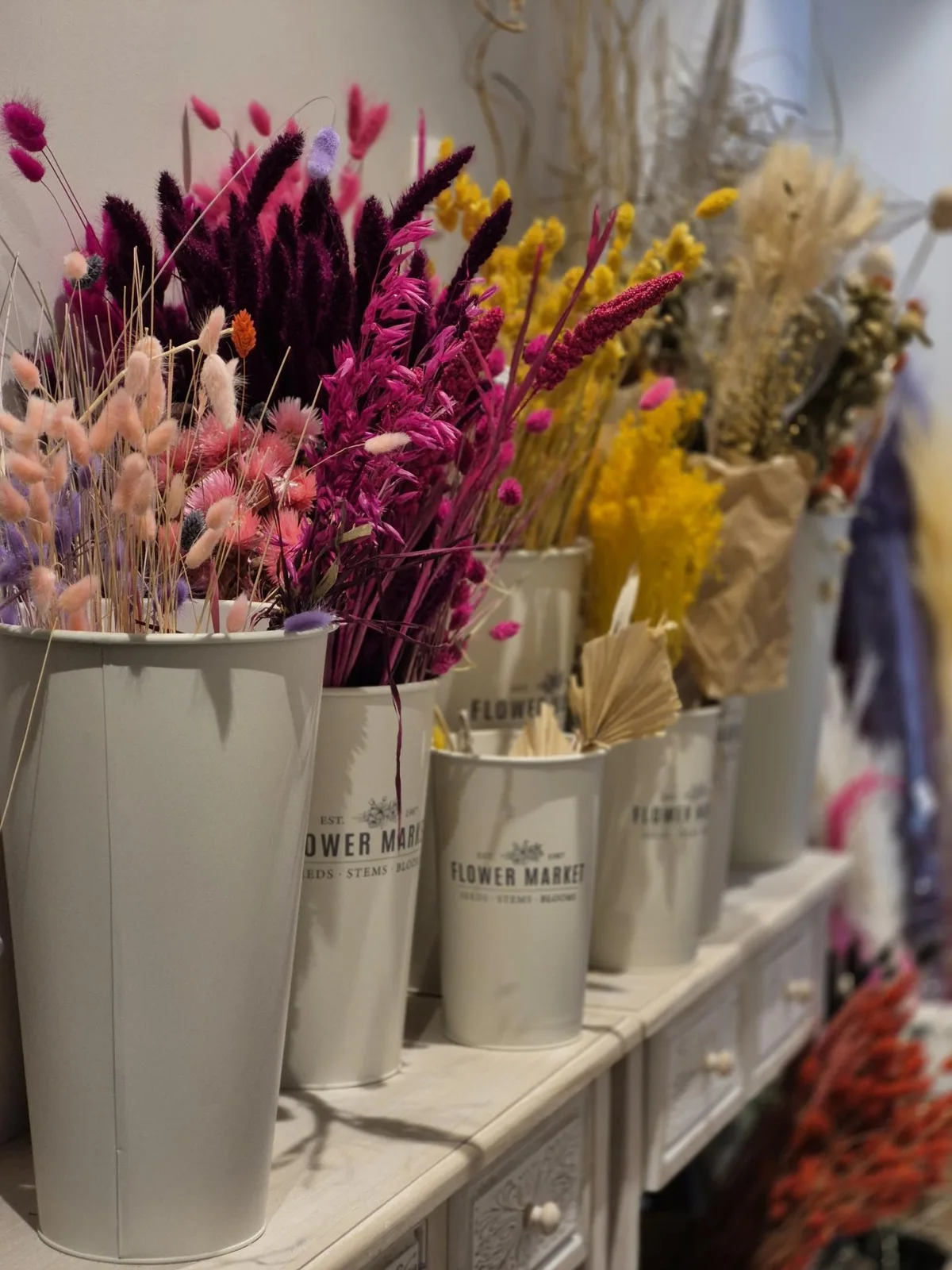 Fleurs séchées colorées prêtes à composer, à l'atelier