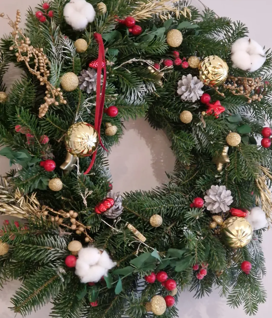 Couronne de porte de Noël et ses loupiotes