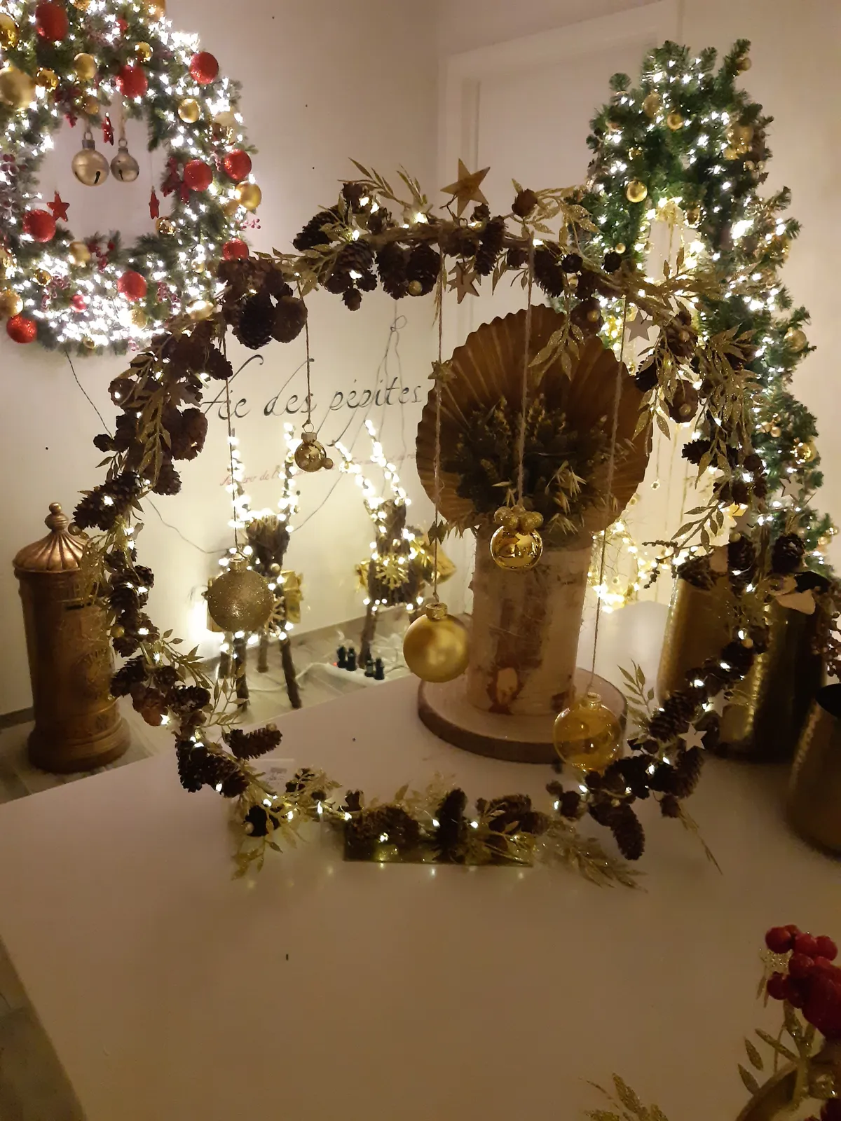 Scénographie de Noël dorée en boutique