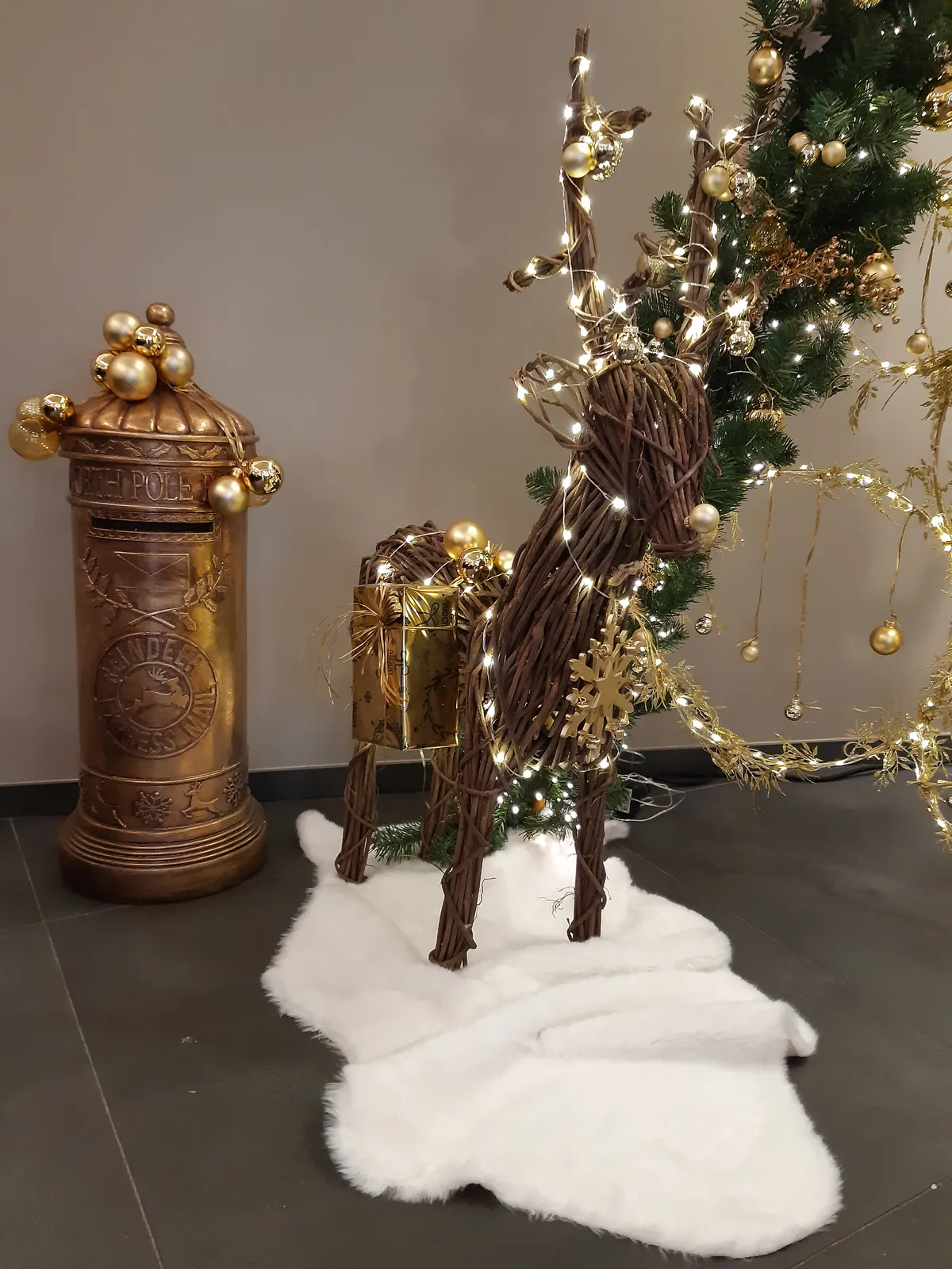Renne et boîte aux lettres de Noël dorés. Tout est décoré et illuminé (sur secteur)