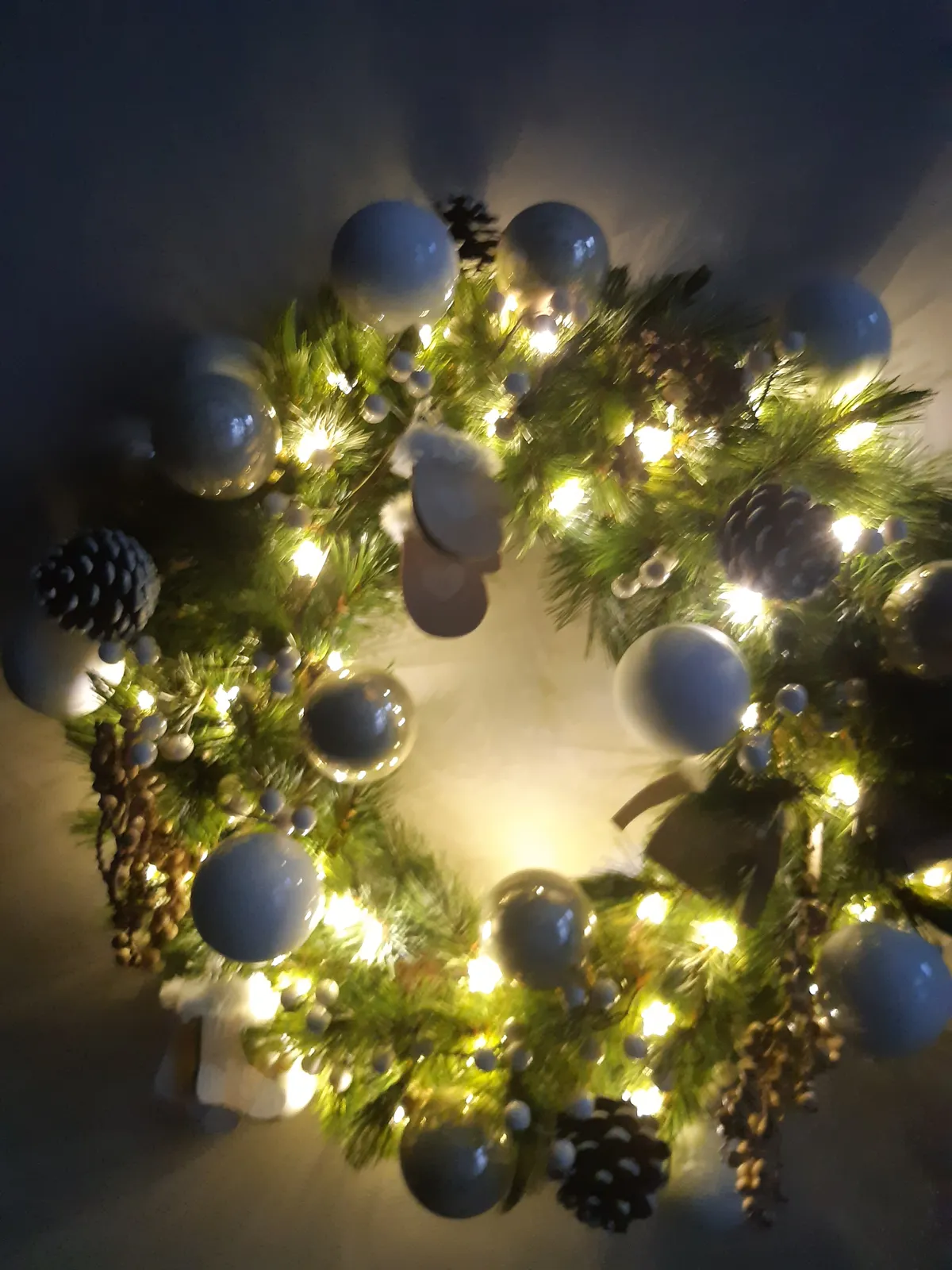 Couronne de Noël boules blanches