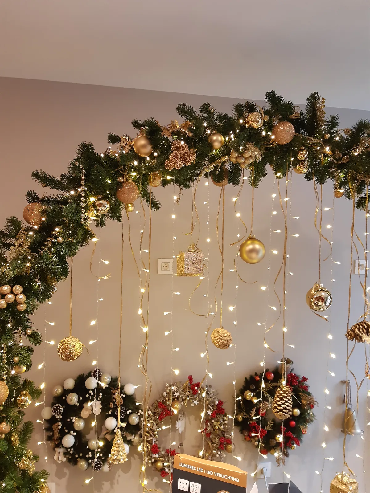 Décor de Noël, suspensions dorées et couronnes
