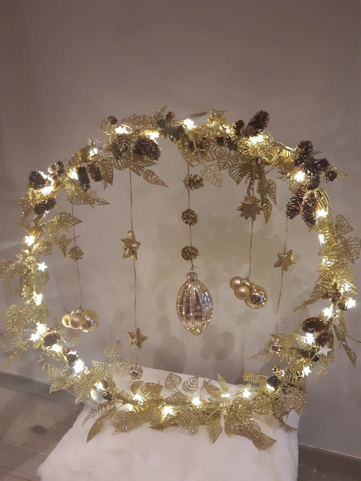 Couronne dorée sur socle
