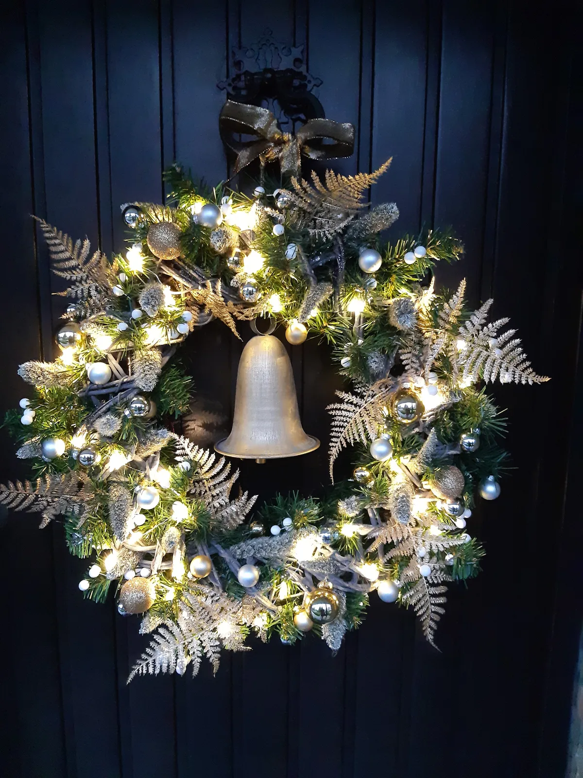 Couronne de Noël fougères et cloche