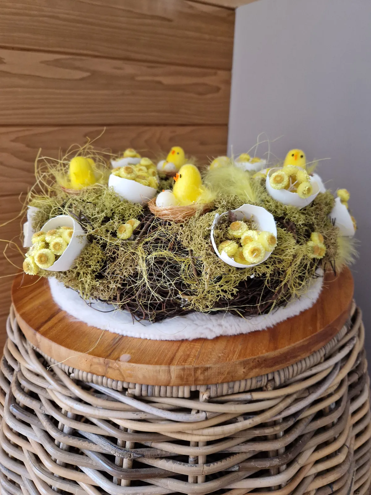 Panier de Pâques, poussins et œufs
