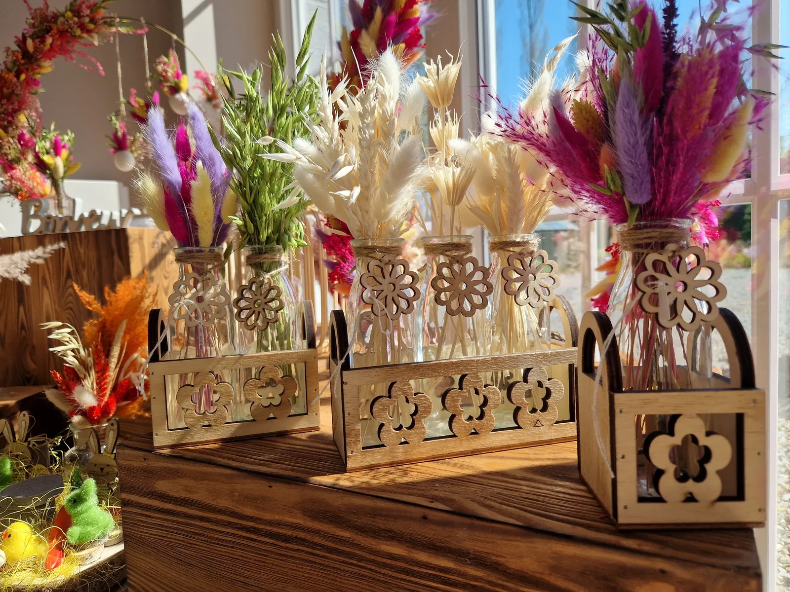 Composition de fleurs séchées sur support bois