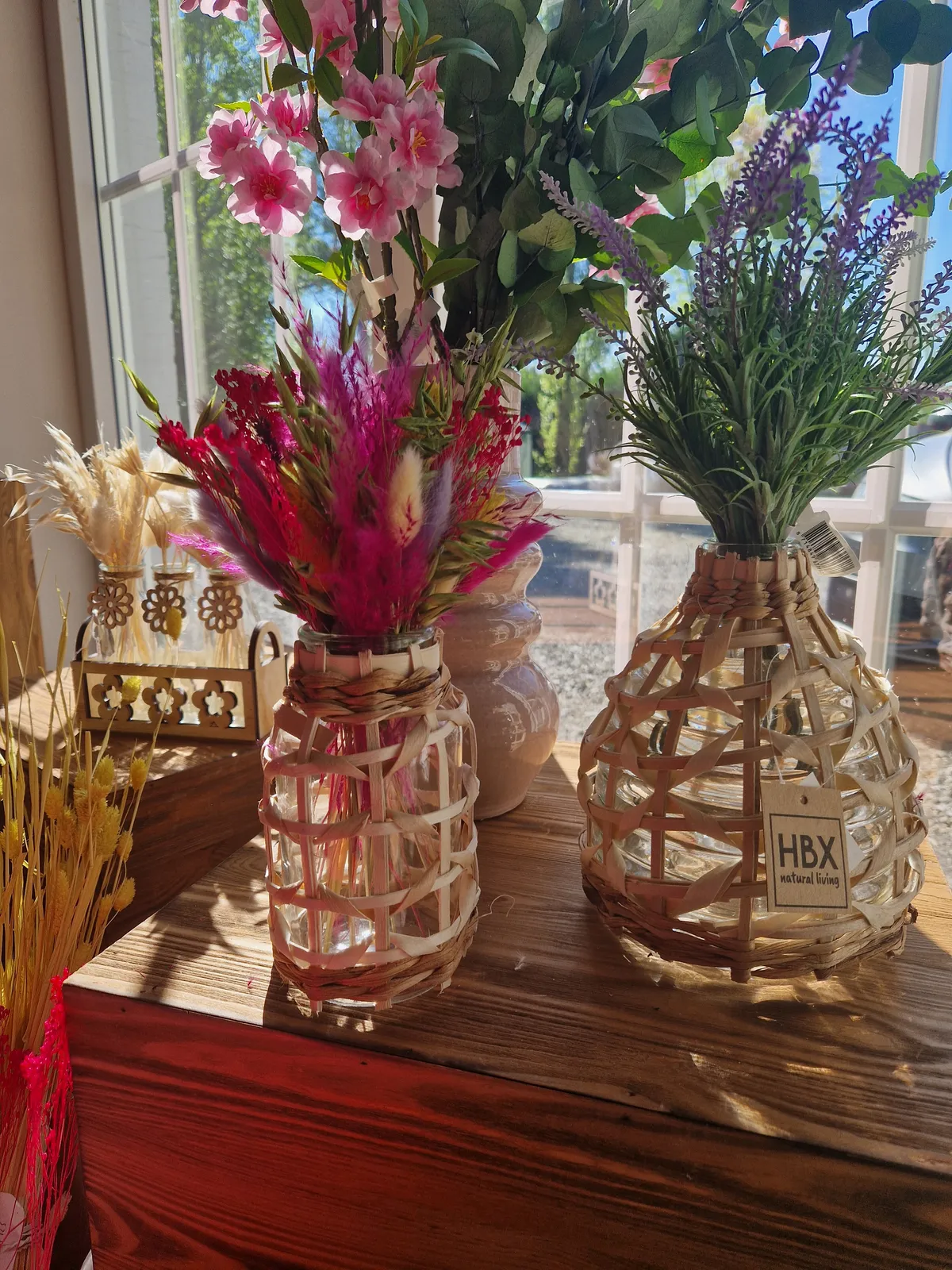 Vases de fleurs séchées colorées