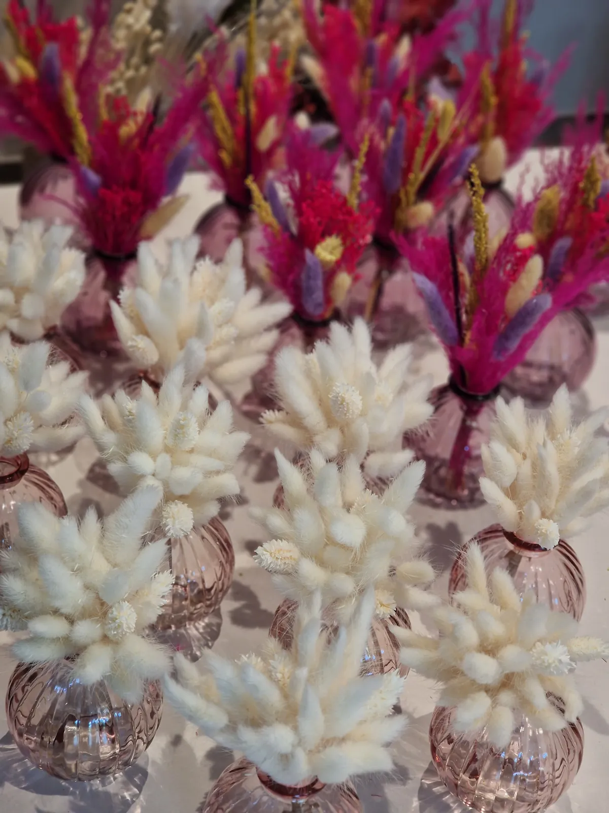 Petits bouquets de fleurs séchées rose et blanc