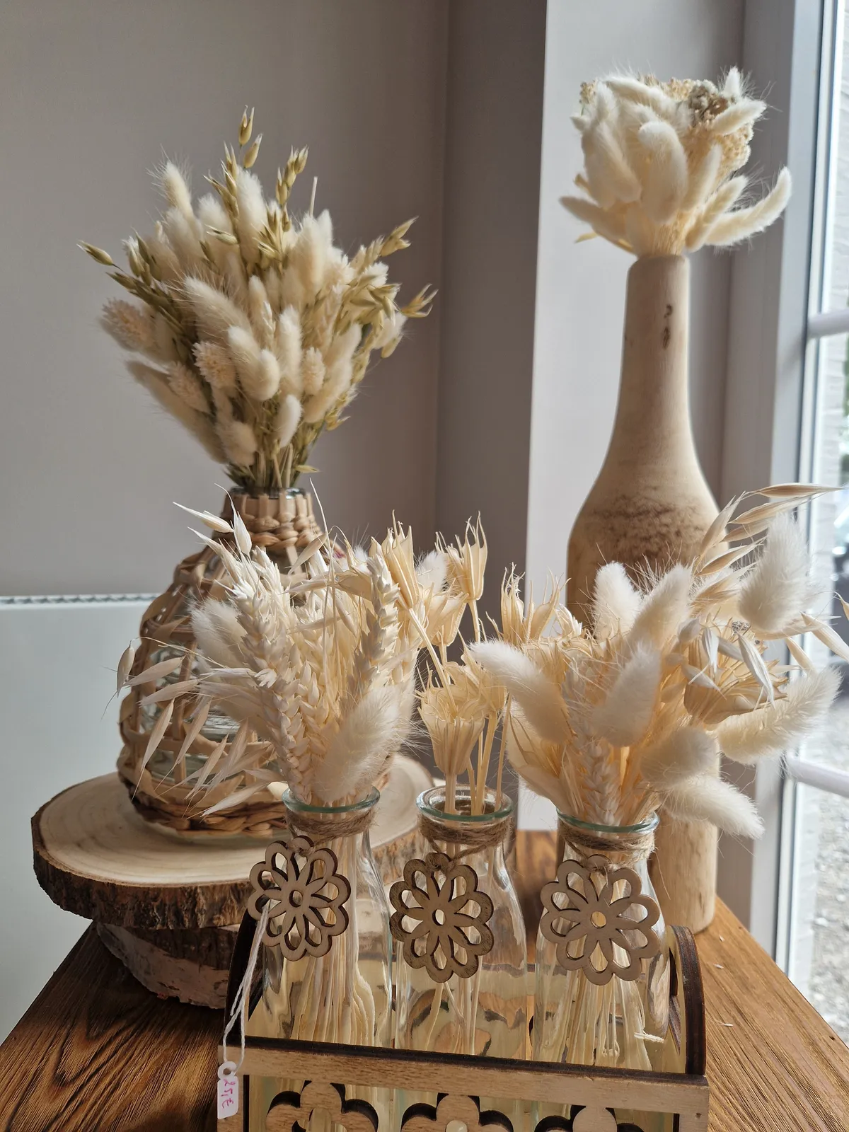 Compositions de fleurs séchées en vitrine