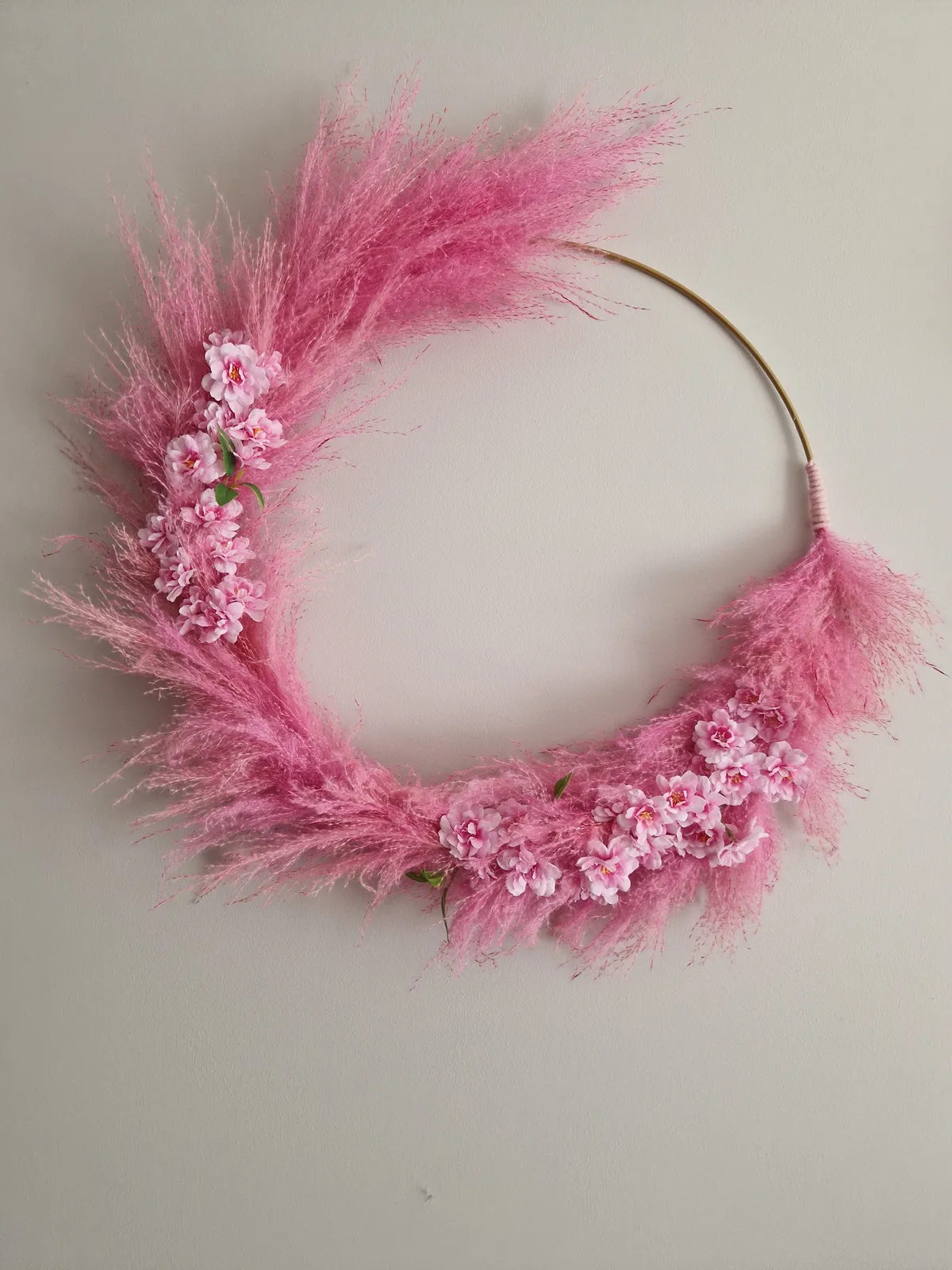 Couronne mêlant pampa séchée rose et fleurs en soie