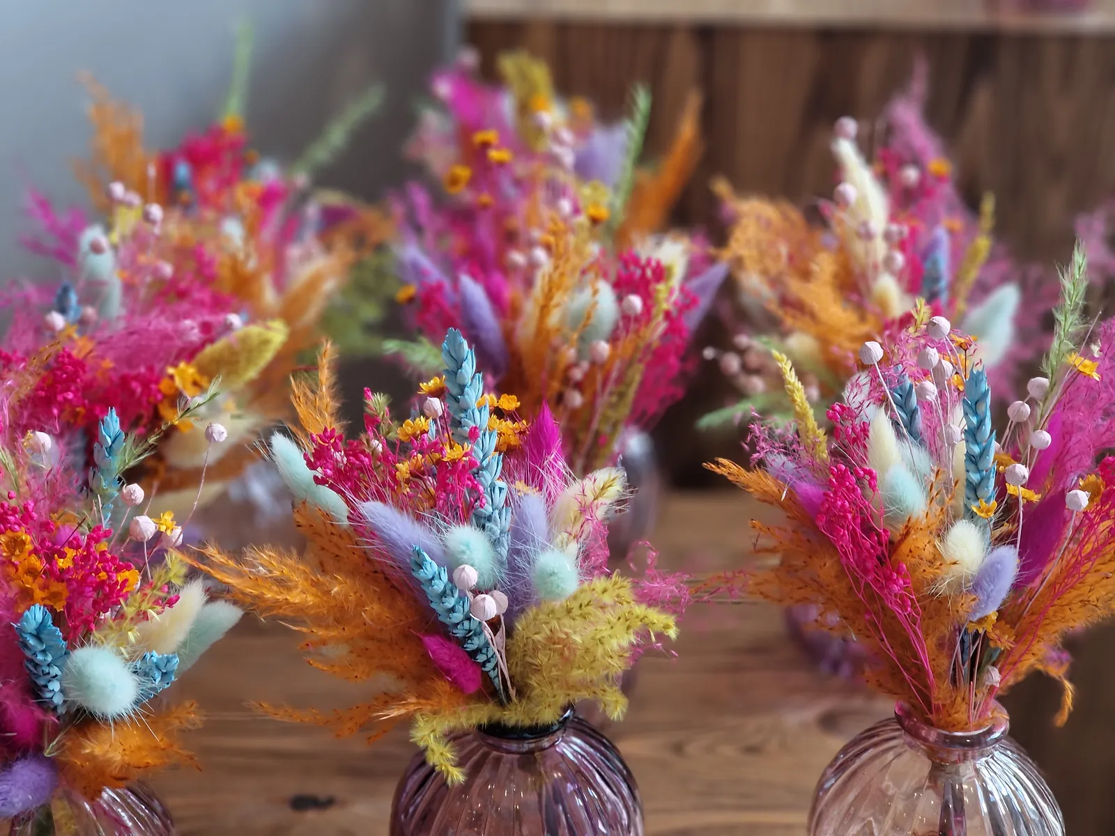 Bouquets de fleurs séchées colorées en vases