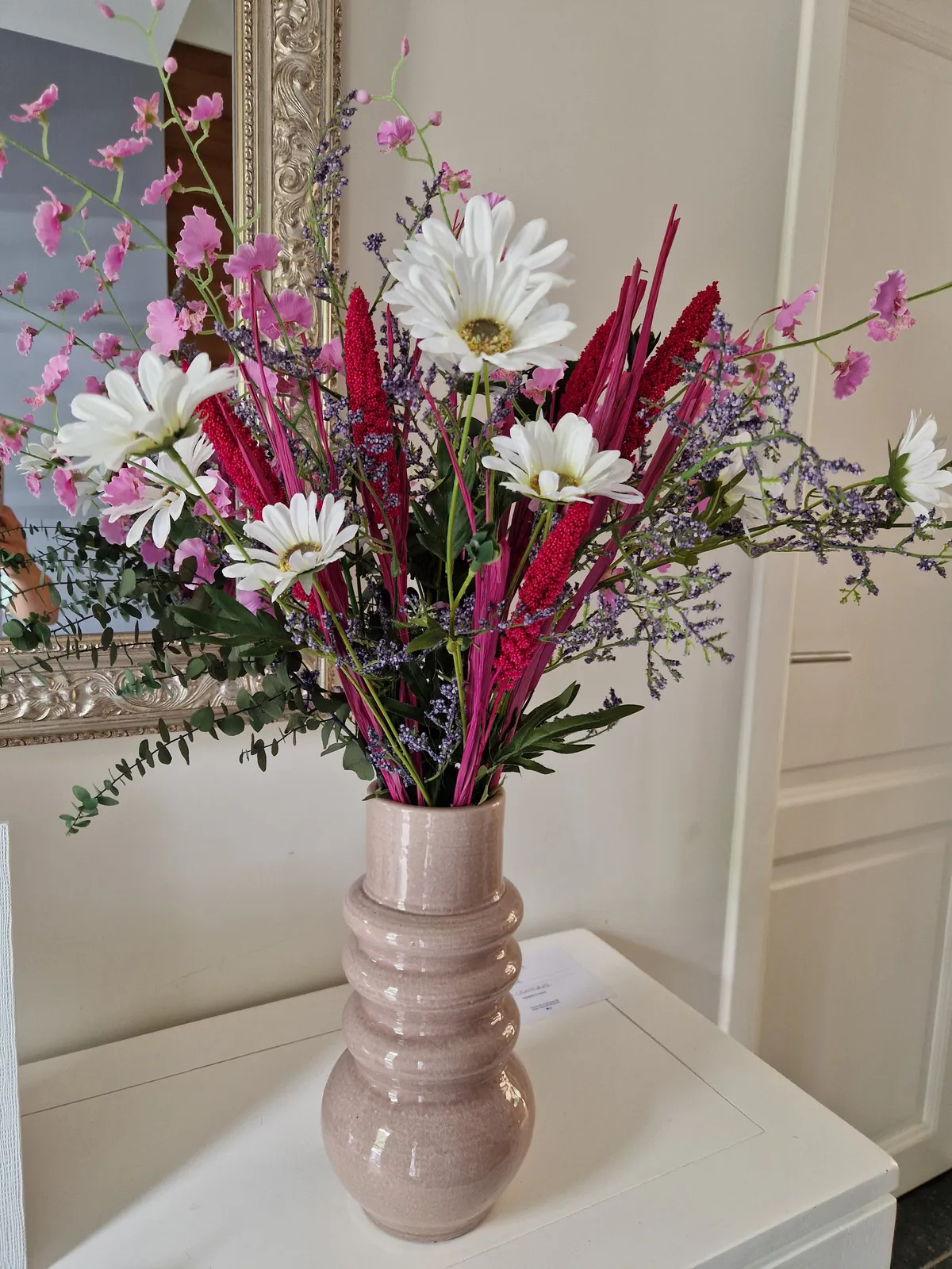 Bouquet champêtre rose et blanc en vase