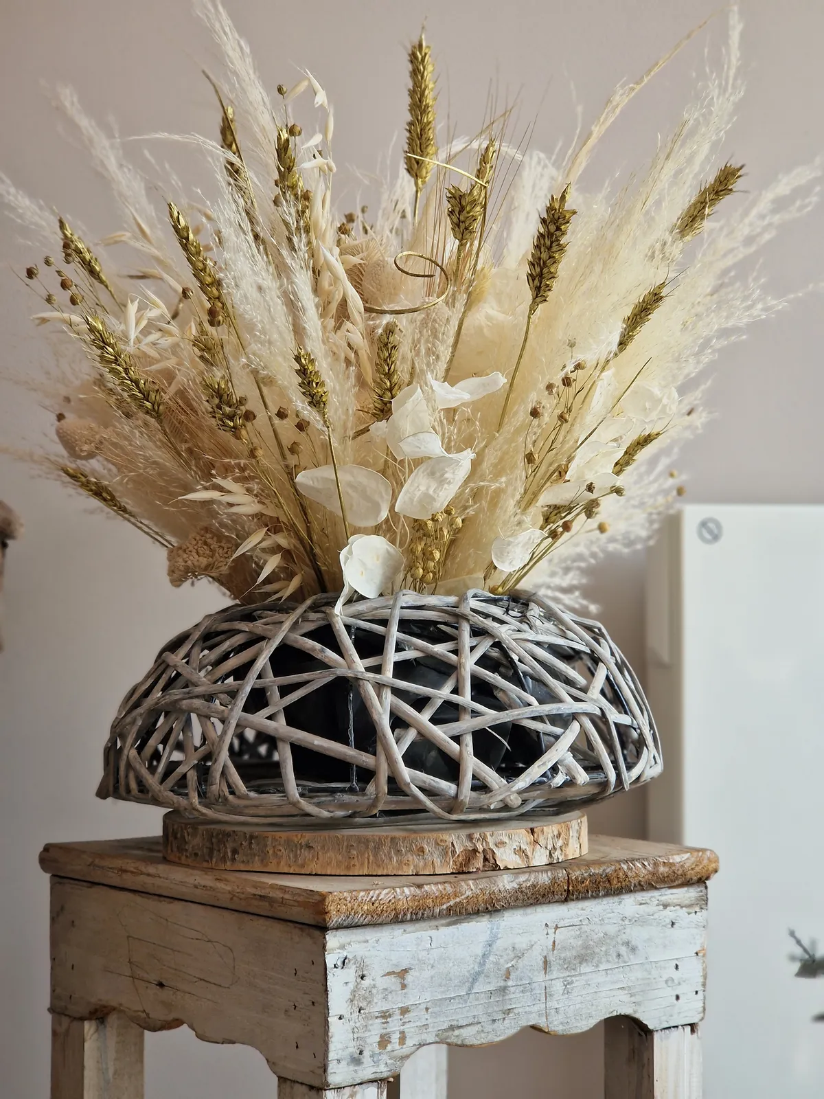 Composition de pampa et épis sur contenant rond