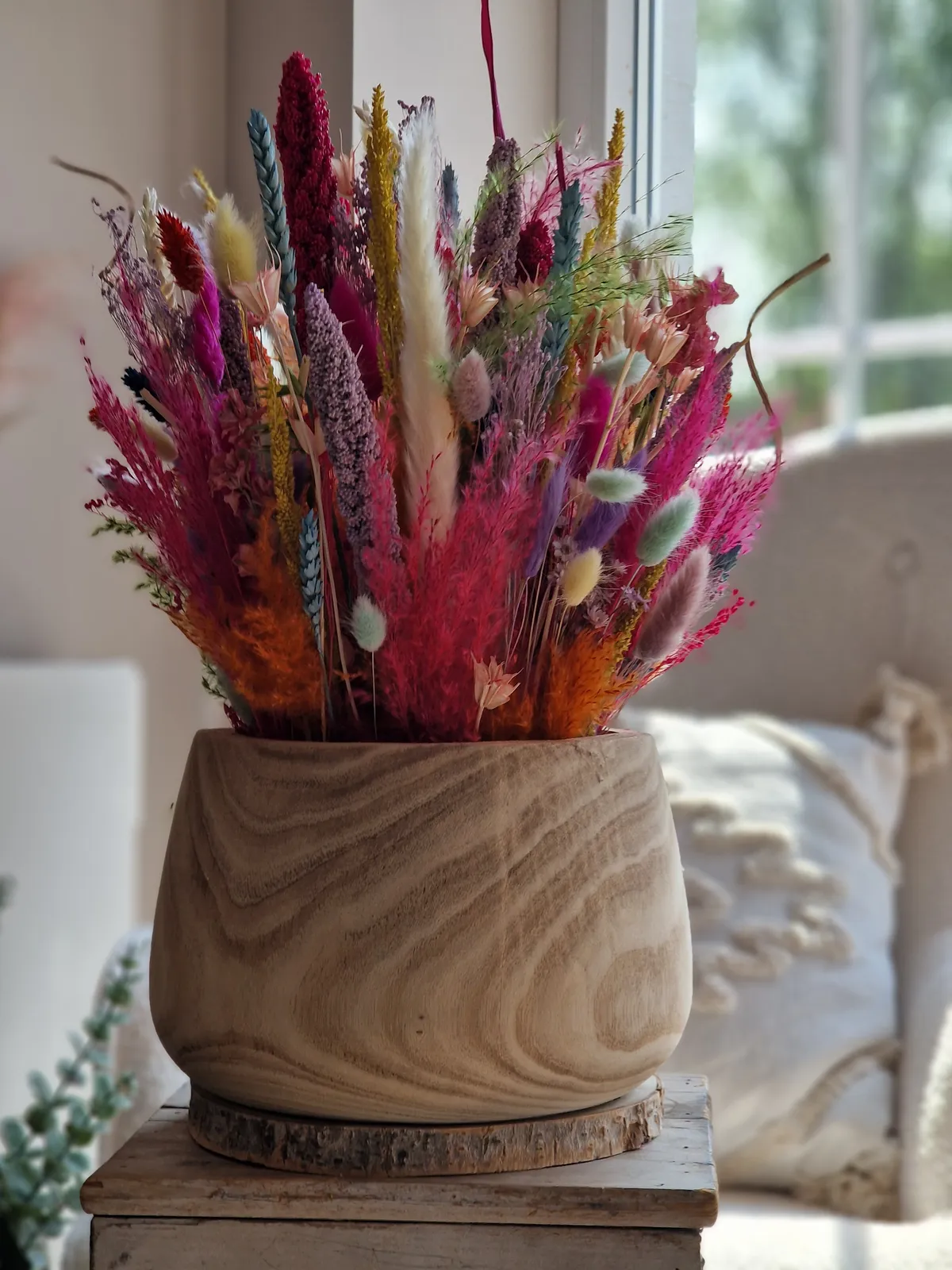 Composition de fleurs séchées colorées en pot