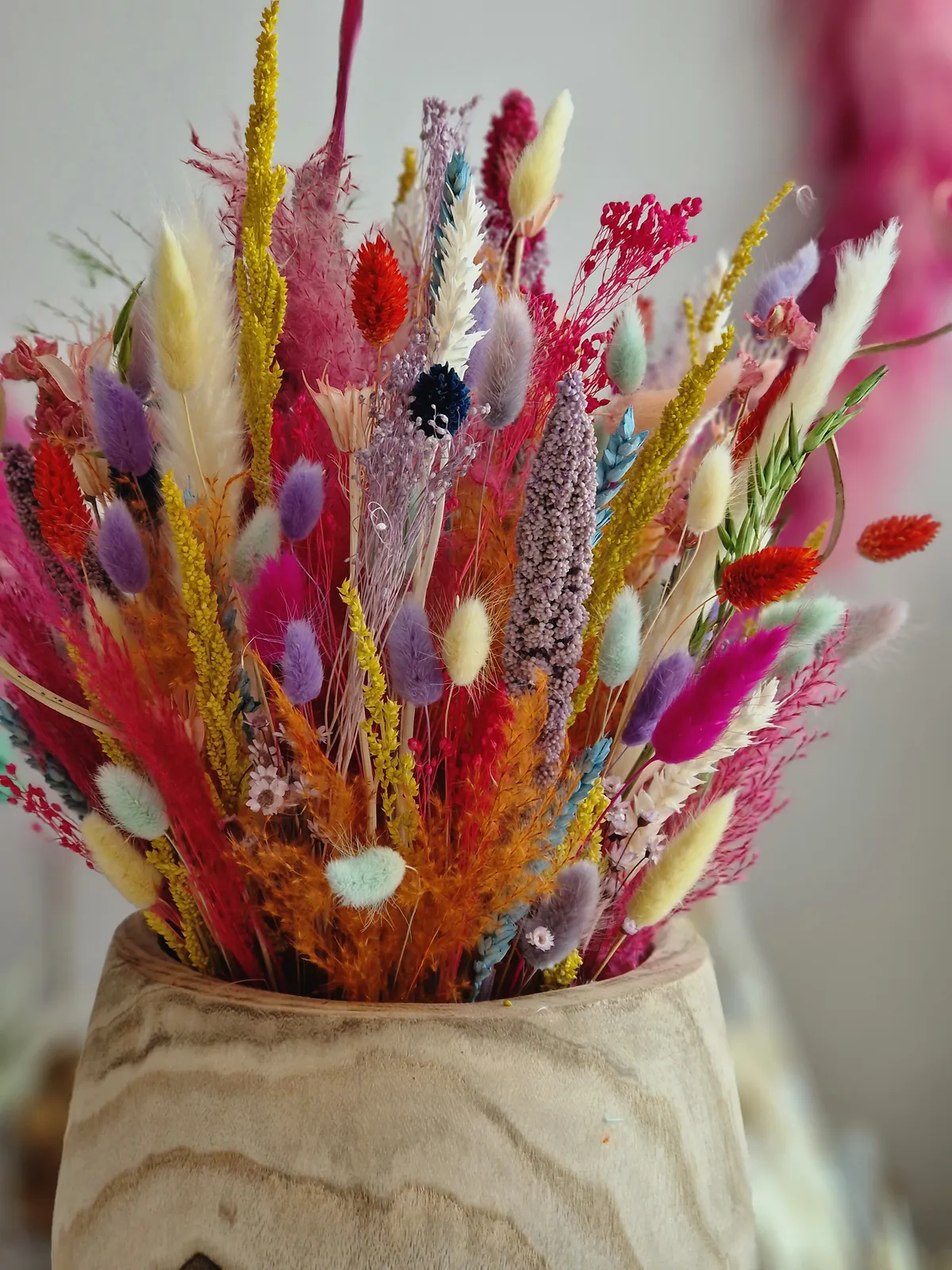 Composition de fleurs séchées vives en pot