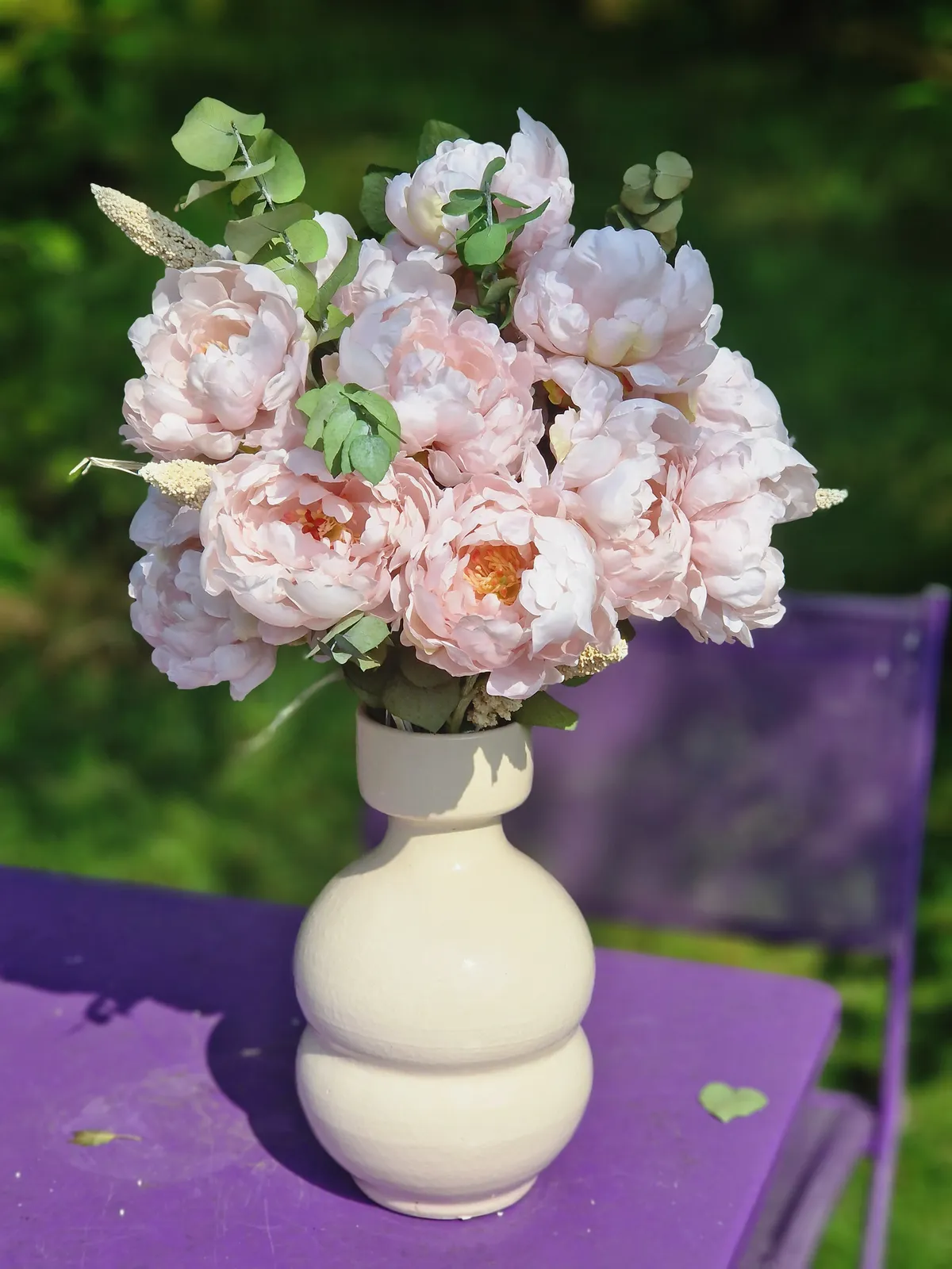 Bouquet de pivoines pâles en vase