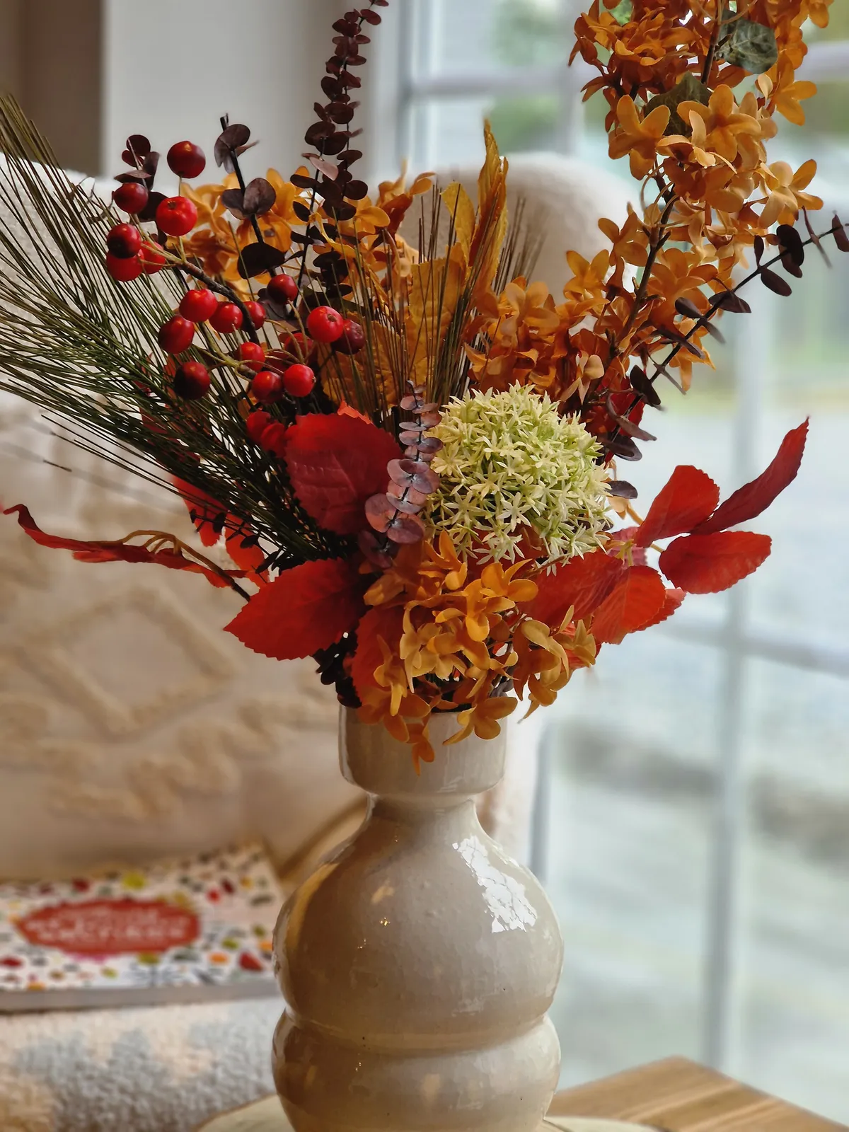 Composition automnale orangée en vase