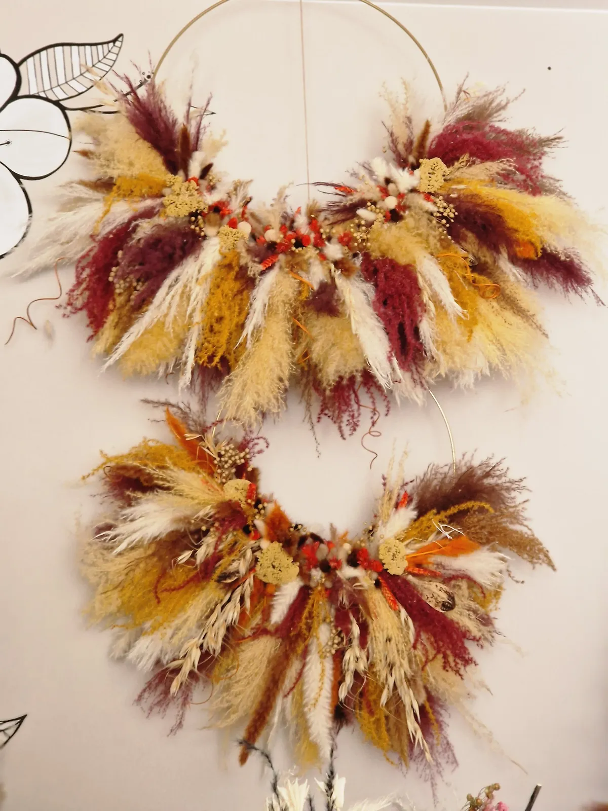 Couronne en pampa et fleurs séchées bordeaux