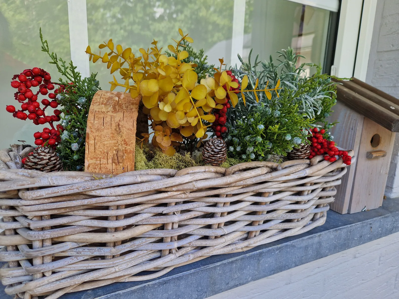 Jardinière hivernale en osier aux pommes de pin