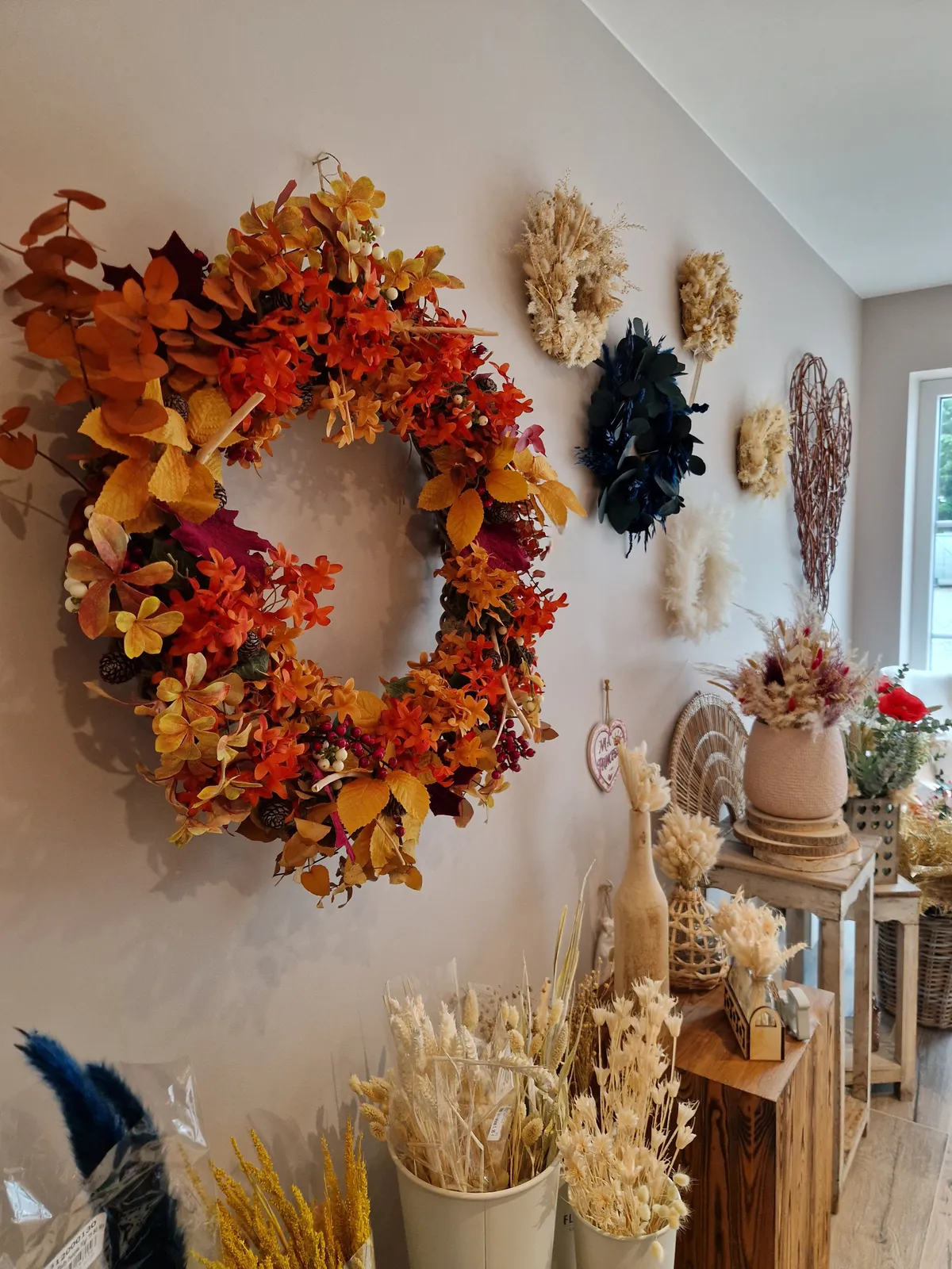 Montage et couronne en fleurs séchées