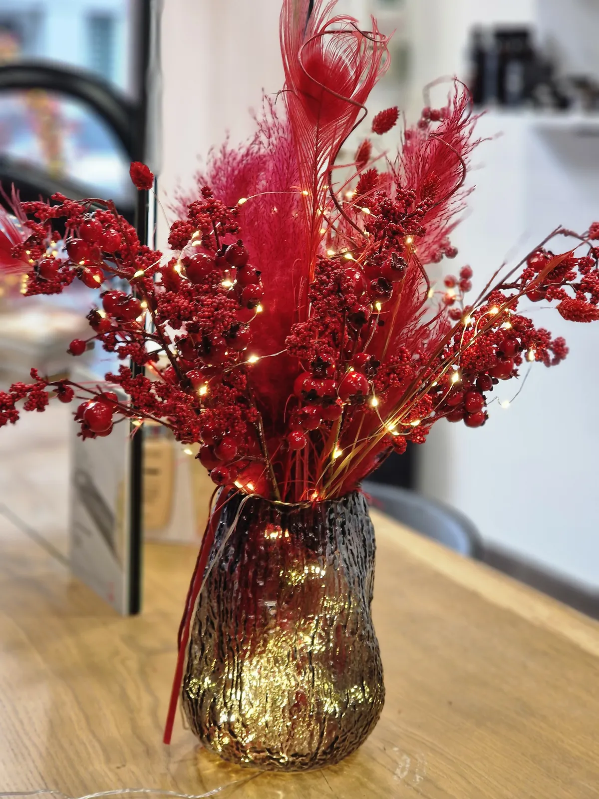 Composition rouge lumineuse (sur secteur) en vase doré