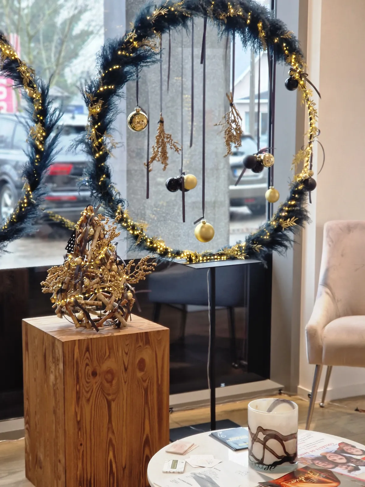 Installation de Noël dorée en vitrine