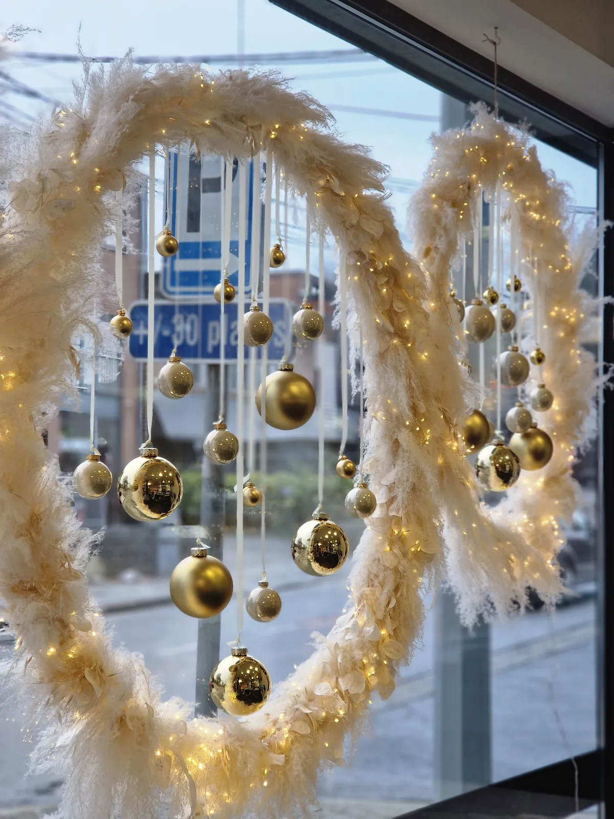 Cerceaux lumineux et boules dorées en vitrine