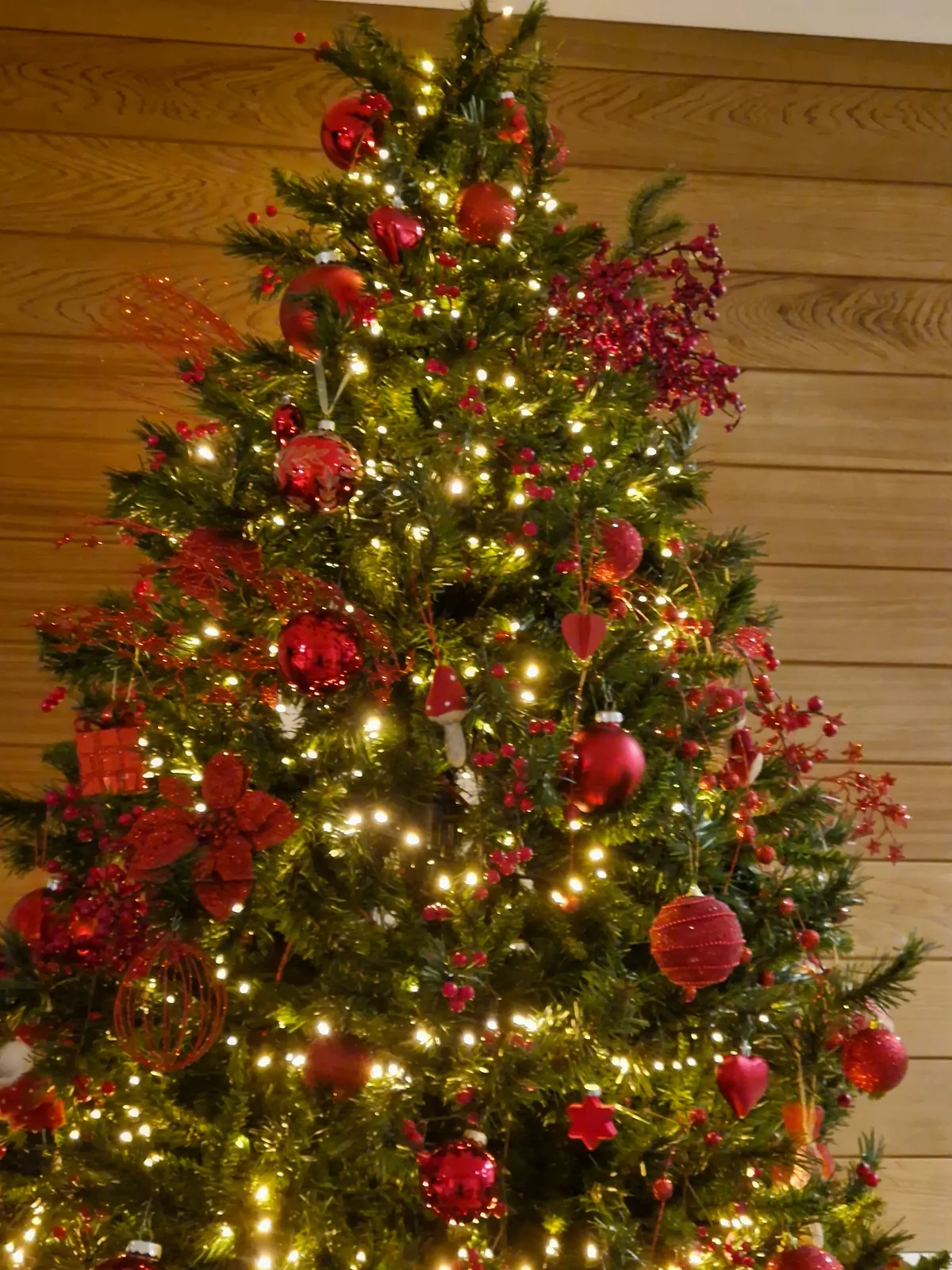 Sapin de Noël décoré et illuminé