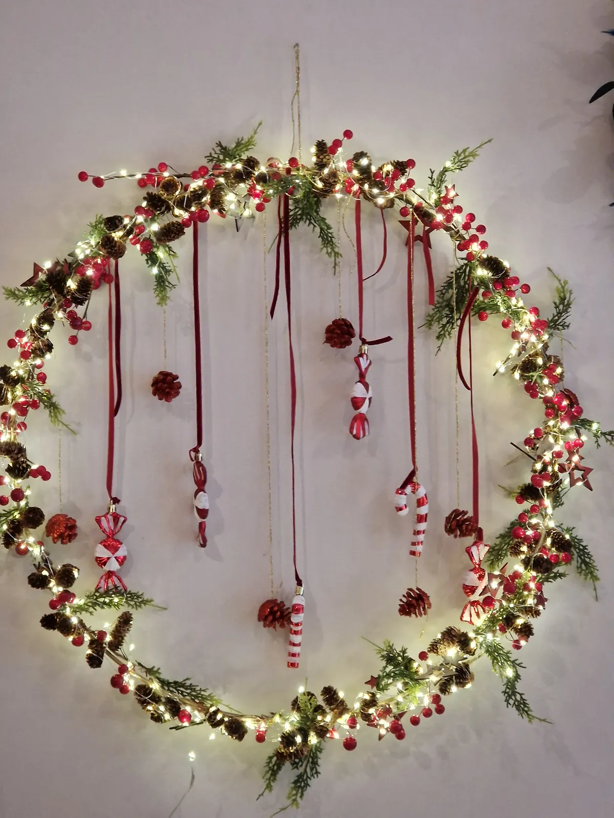 Couronne de Noël murale décorée et illuminée