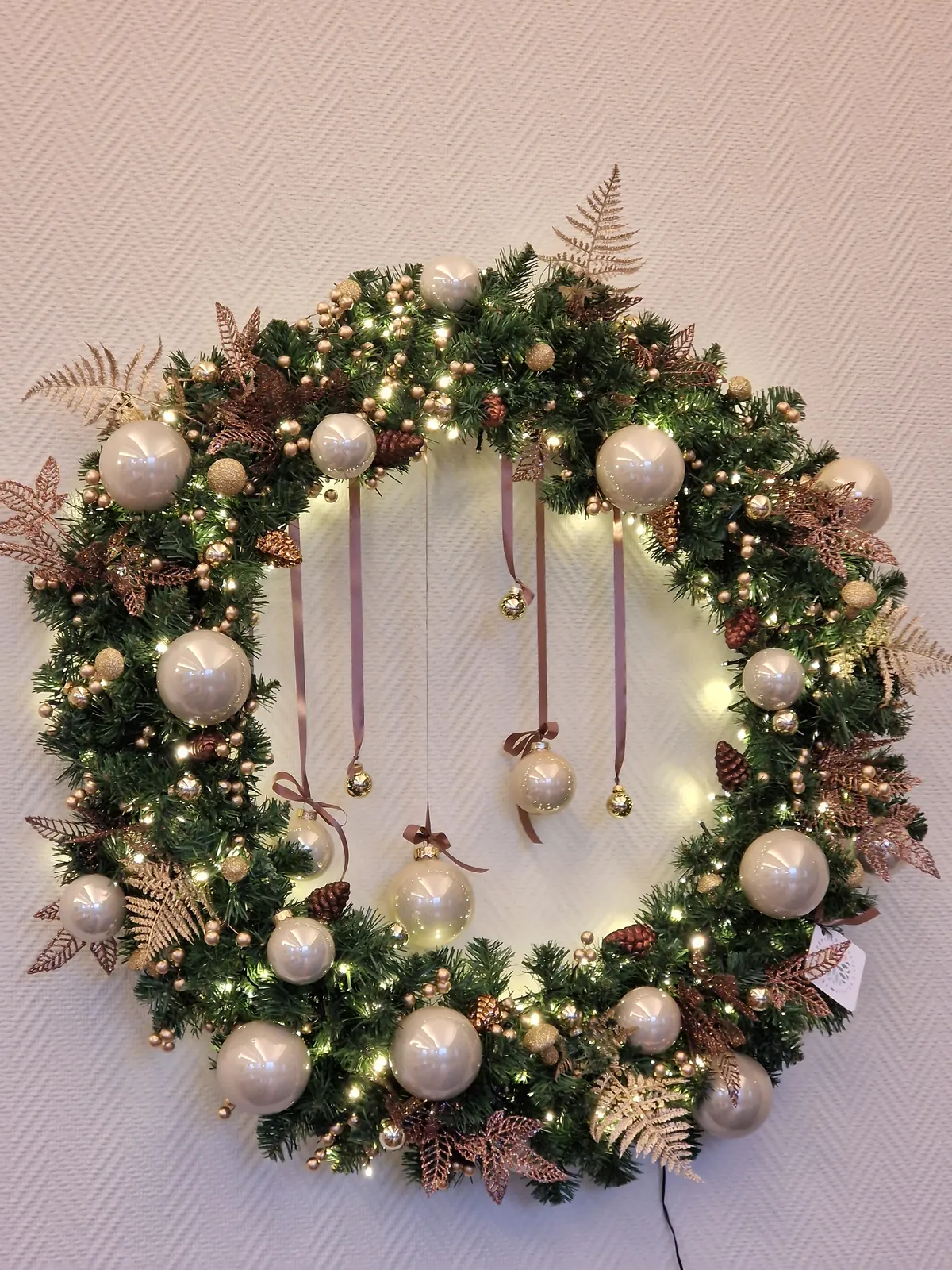 Couronne de Noël lumineuse (sur secteur) aux boules suspendues
