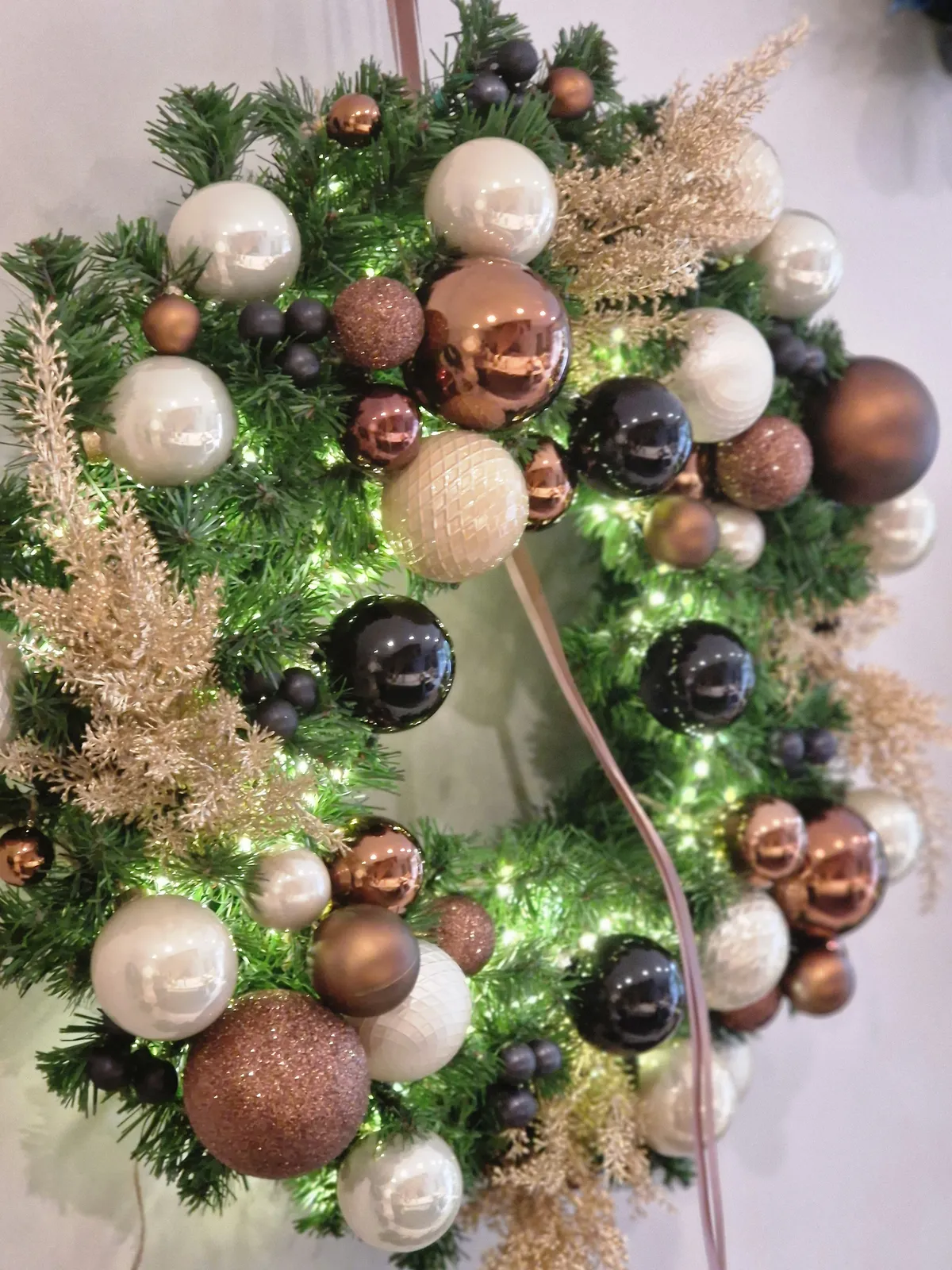 Couronne de Noël cuivre, blanc et noir
