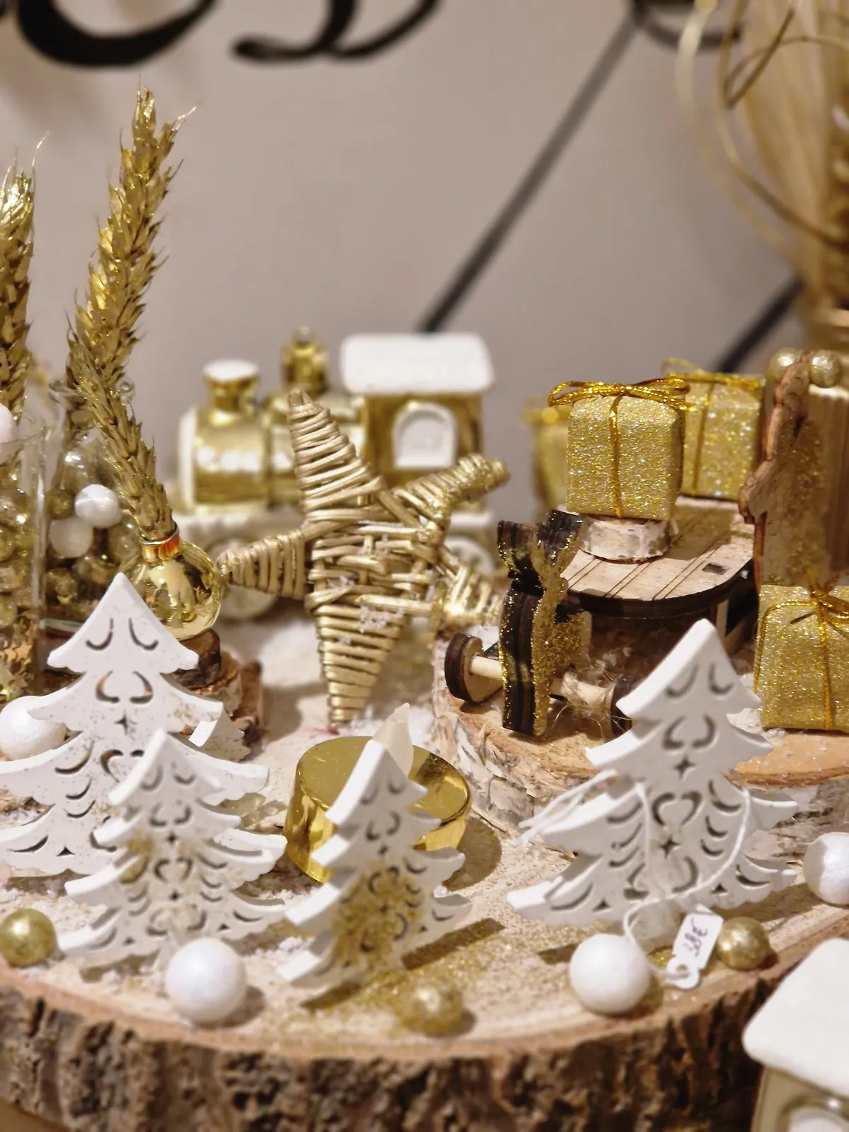 Composition de Noël dorée sur rondin de bois