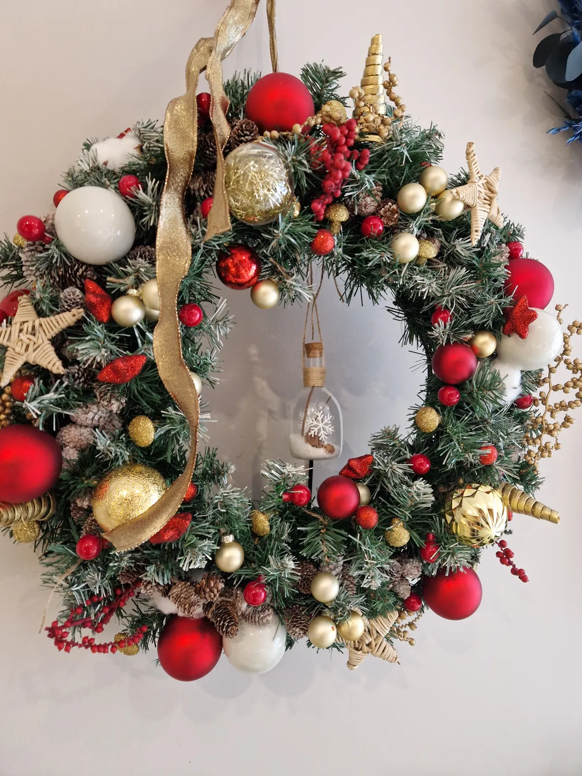Couronne de Noël rouge, or et blanc
