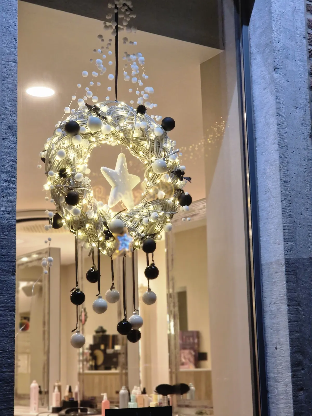 Suspension lumineuse étoilée en boutique