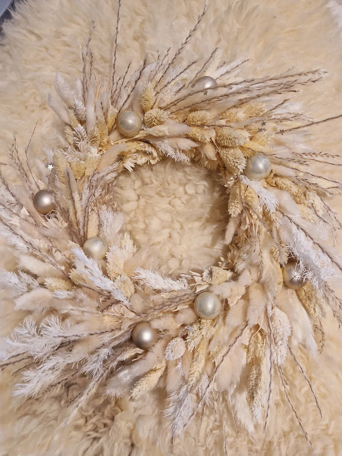 Couronne de Noël en pampa décorée, réalisée en atelier