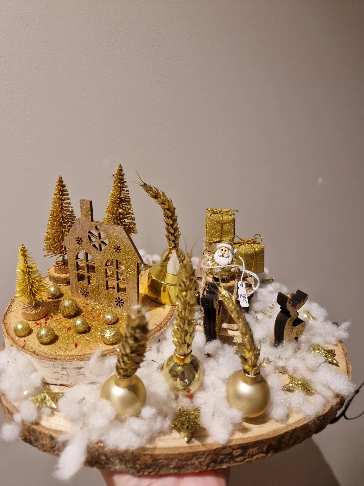 Village de Noël doré sur lit de coton