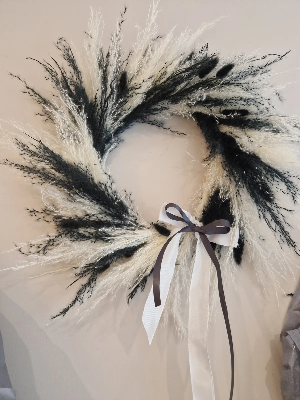 Couronne de Noël blanc, noir et rotin réalisée pour un commerçant