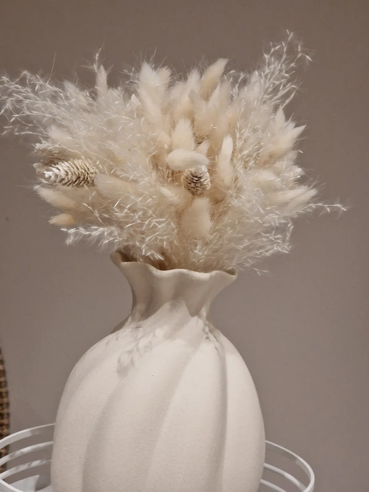 Pampa blanche en vase nervuré
