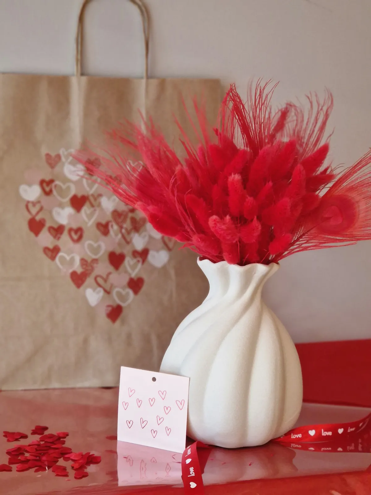 Bouquet rouge séché en vase blanc