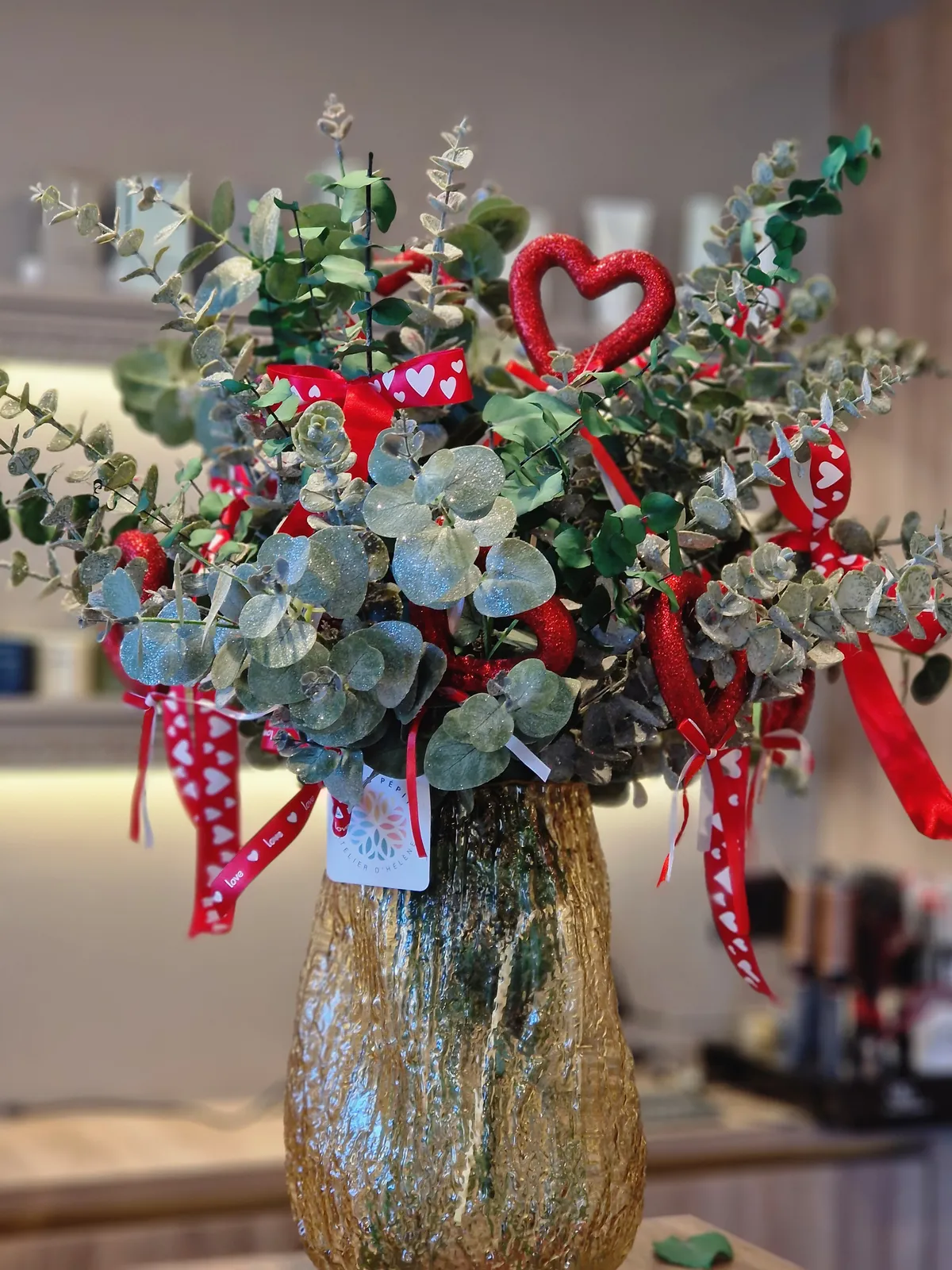 Bouquet eucalyptus et touches rouges aux cœurs. Location pour la période Saint Valentin 60€HTVA