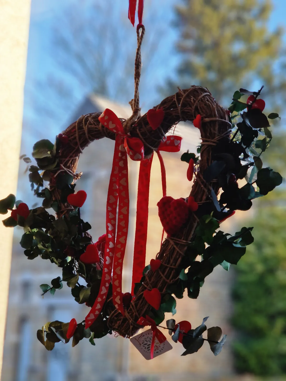 Couronne cœur aux rubans rouges — deux pièces. Location période Saint Valentin 45€ HTVA/pièce