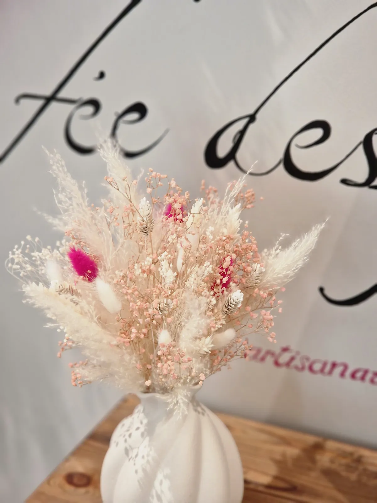 Bouquet séché beige et rose en vase blanc
