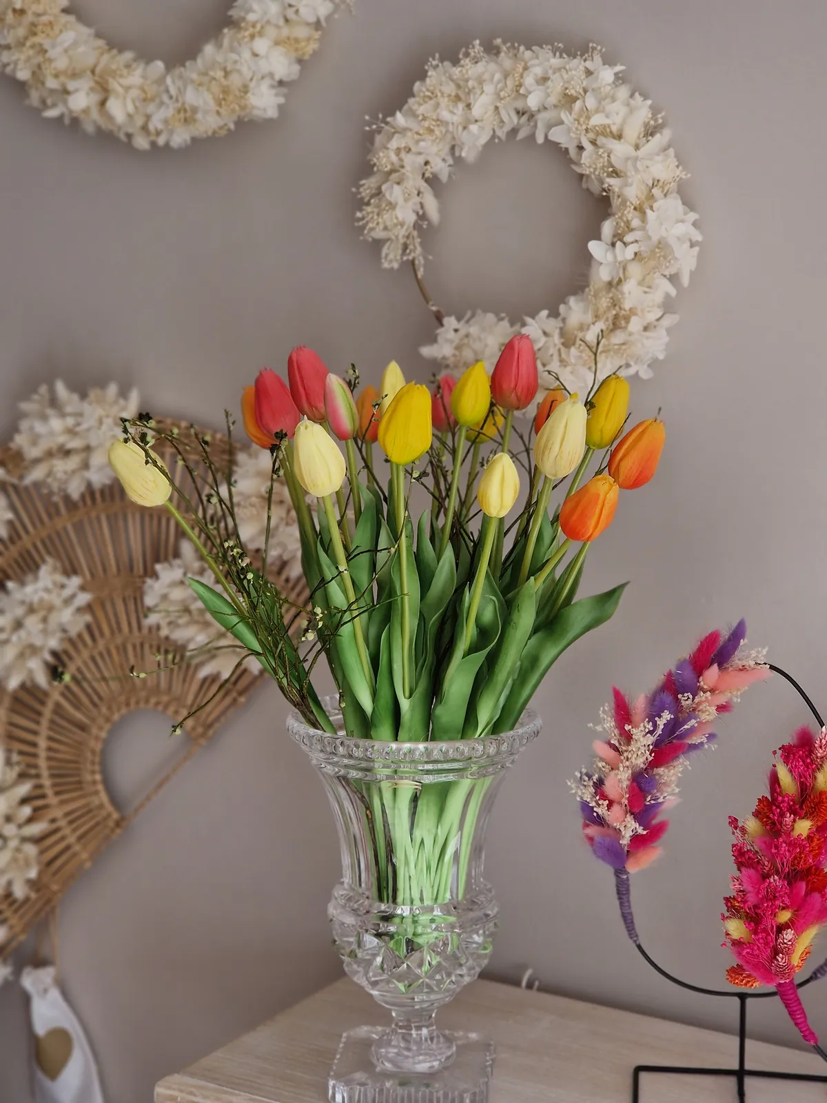 Composition de tulipes et fleurs séchées