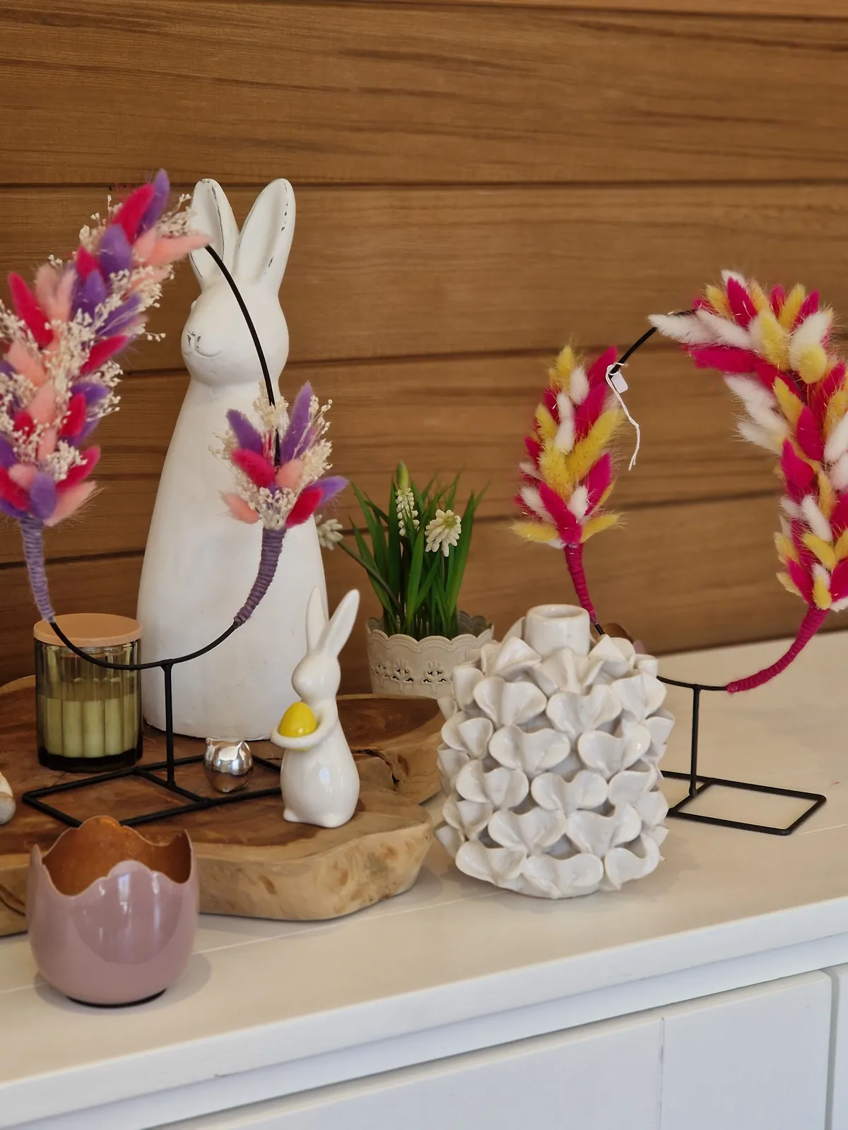 Serre-têtes fleuris sur présentoir de Pâques
