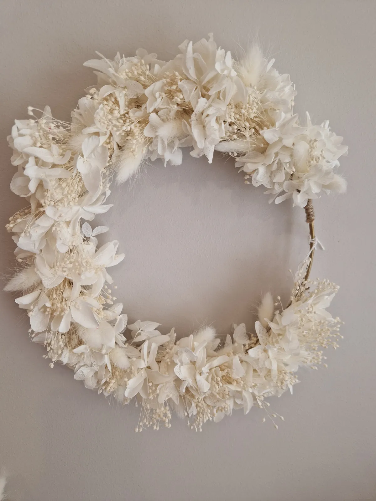 Couronne de fleurs séchées blanches