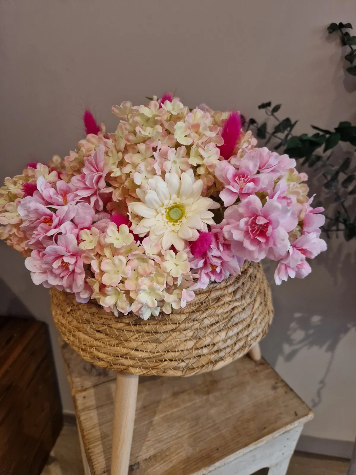 Composition rose dans un panier suspendu
